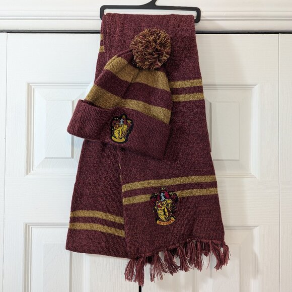 Harry Potter Gryffindor Scarf and Pom Beanie Combo Pack - Picture 1 of 8
